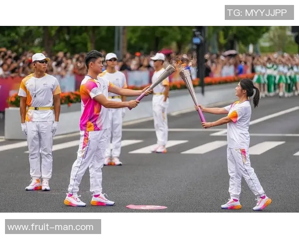 中国运动员首棒点燃亚运会火炬接力精彩开启 传递团结与梦想的光辉 中国运动员首棒点燃亚运会火炬接力精彩开启 传递团结与梦想的光辉